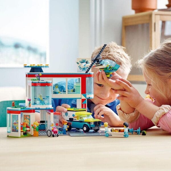 Lego City 60330 Hospital Building Kit for 7+ Years (816 Pieces) - Image 3