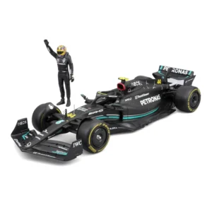 bburago 1/24 scale mercedes-amg formula 1 car model with lewis hamilton pilot figure