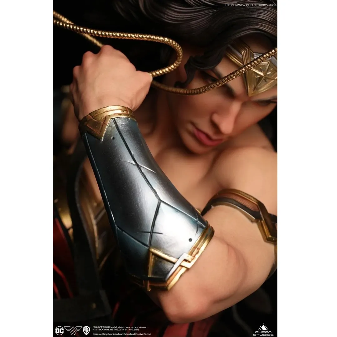 DC Comic Wonder Woman 1/4 Scale Statue by Queen Studios - Image 4