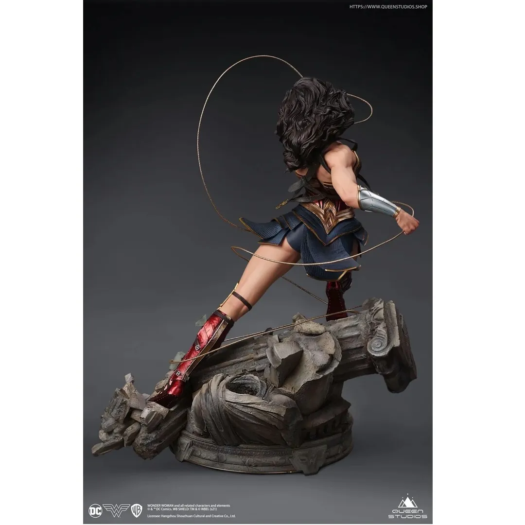 DC Comic Wonder Woman 1/4 Scale Statue by Queen Studios - Image 5