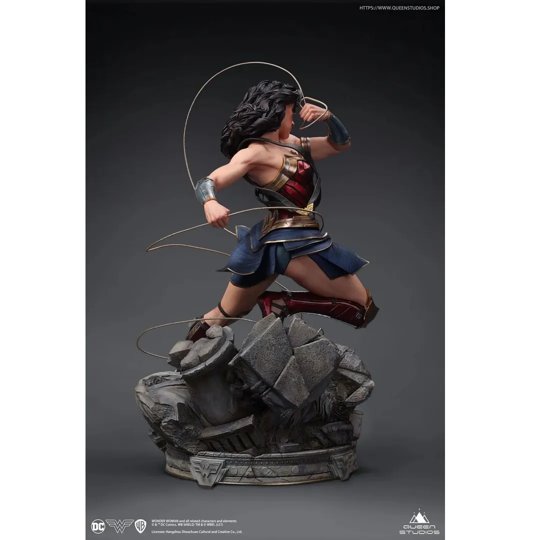 DC Comic Wonder Woman 1/4 Scale Statue by Queen Studios - Image 7